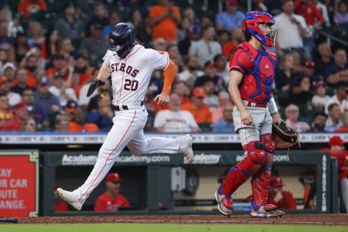 Verlander recibió tres carreras en el cuarto episodio y dos más en el quinto, que fue cuando salió del partido. Ya muy tarde, con seis hits, cinco carreras, cinco ponches y par de pasaportes. Después llegaron cuatro relevistas más hasta que el quinto, Luis García (0-1) permitió en extrainnings, en la décima entrada, jonrón solitario de J.T. Realmuto, que fue la diferencia al final. Los Astros todavía tuvieron oportunidad en el cierre de la décima, pero Aledmys Díaz dejó en base a Alex Bregman, quien se había embasado con sencillo al cuadro y Yuli Gurriel, quien caminó con base por bolas. 