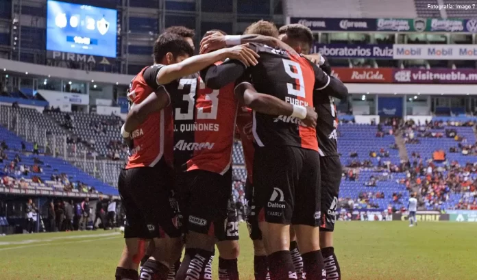 Julián Quiñones y Brian Lozano no tuvieron piedad de la Franja y se lucieron con golazos.