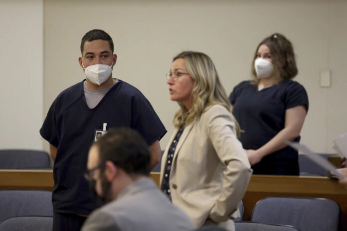 Evan Frostick (izquierda) y Madison Bernard (derecha) con la fiscal que presenta cargos contra ellos por asesinato contra su niña de 15 meses por ingerir fentanilo. Foto: AP.