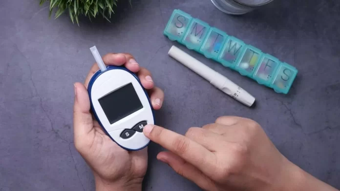 La enfermedad de la diabetes es producida por la falta de suficiente insulina en el cuerpo, lo que aumenta los niveles de glucosa en sangre