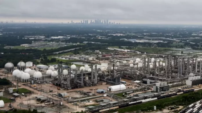 La refinería localizada en Texas, adquirida por el Gobierno en 600 millones de dólares, procesó 270.000 barriles diarios de petróleo en 2023. La mayoría de este crudo se vende en EE UU
