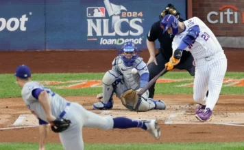 Pete Alonso conectó un jonrón de tres carreras en la primera entrada al abridor Jack Flaherty, el cual dio inicio a la poderosa ofensiva local camino a la victoria. Foto Ap