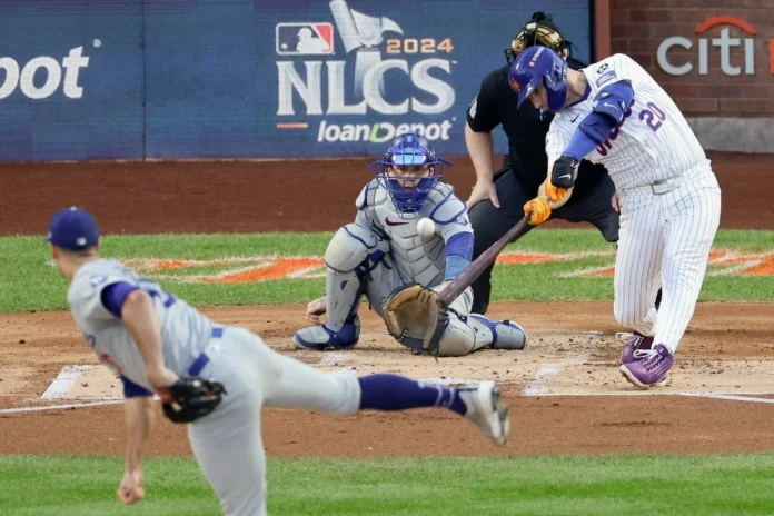 Pete Alonso conectó un jonrón de tres carreras en la primera entrada al abridor Jack Flaherty, el cual dio inicio a la poderosa ofensiva local camino a la victoria. Foto Ap